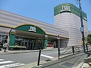 Fuji上野川店まで969m、広い店内は、所狭しと商品が陳列してあります。お目当てのモノもきっと見つかる宝探し。ゆっくりお買い物を楽しめます。