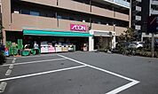 まいばすけっと子安駅前店まで969m、毎日の生活用品が、ギュッと詰まったスーパーマーケット。イオン系列の価格で、お買い物ができます。営業時間7時～24時まで。