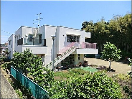 横浜市笹下南保育園まで972m、住宅街にありながら珍しく広い庭を持ち、周辺には公園もいくつかあり、自然に恵まれた環境にあります。