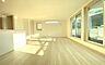 リビング/ダイニング：《リビングダイニング》　■大画面ＴＶも余裕、インテリアプランが考えやすいワイドなリビング。家族がしぜんに集まる広さ、お子様が思わず走り出す大空間。