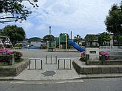 上之公園まで908m、複合滑り台、お砂場、ブランコ、カバさん、高さが三段階ある鉄棒があります。