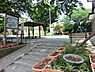 周辺：別所中里台公園まで732m、木々が沢山あり夏は木陰ができてあそびやすそうです。広場ではボール遊びや自転車練習をしている子供達がいてにぎやかです。