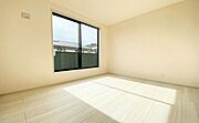 《子供部屋》　■お子様の成長を優しく見守る、明るい子供部屋。遊んだり、学んだり、時には一人の時間を過ごしたりと健やかな毎日を育む大切な場所。未来への第一歩を育む、かけがえのない空間です。