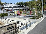 小菅ケ谷渡戸第三公園まで1027m、複合滑り台と砂場、ベンチもあります。