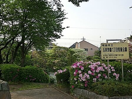 玉川学園1丁目児童公園まで1466m、東玉川学園のメインストリート沿いにある公園です。カラフルな滑り台や回転遊具が目立ちます。スプリング遊具はウサギが2種類。