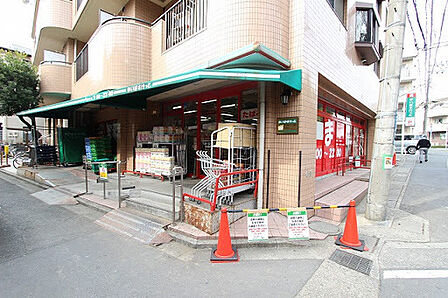 まいばすけっととどろきアリーナ前店まで658m、毎日の生活用品が、ギュッと詰まったスーパーマーケット。イオン系列の価格で、お買い物ができます。