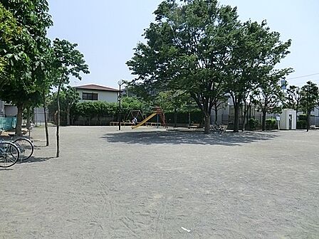 上小田中北公園まで917m、広場のある L字型敷地の公園。遊具:ブランコ・滑り台・砂場・揺動遊具(クジラ型)