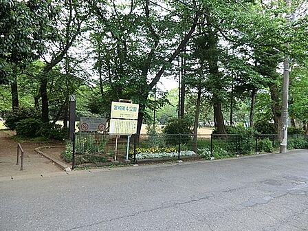 宮崎第四公園まで439m、広い園内には野球のグラウンドがあります。ブランコや滑り台付きの複合遊具などもあり、小さな子供も思い切り遊ぶことができます