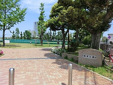 御幸公園まで914m、緑地に広場と遊歩道が整備され、散策やかけっこに適しています。大きな赤タコさんの滑り台が目を引く、みんなで楽しめる公園です