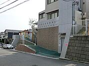 大場白ゆり幼稚園まで983m、アットホームな雰囲気で1人1人を大切にする保育を行っています。給食制で姉妹園で作った温かい給食が食べられます。