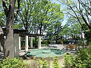 もみの木公園まで1138m、ベンチ、すべり台、健康遊具、ブランコ、鉄棒があります。木々の緑も豊かで、季節の移り変わりも感じられます。