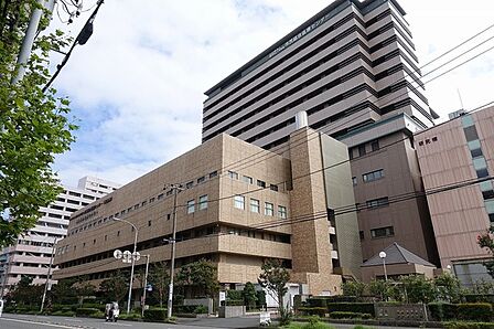 横浜市立大学附属市民総合医療センターまで879m、横浜市唯一の高度救命救急センターを擁する医療機関