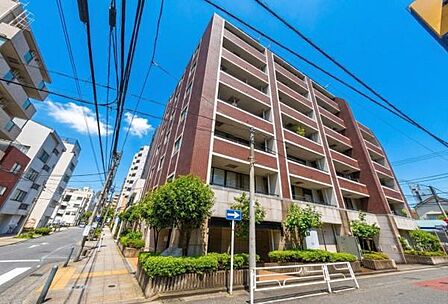 《外観》 ■抜けるような青空のもと、重厚感あるレンガタイルの外観が都会の街並みに凛と佇む。緑豊かなエントランスが毎日の帰宅を温かく迎え、上質な都市生活をやさしく彩ってくれる住まい。