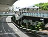 周辺：鳥浜駅（金沢シーサイドライン）まで792m、都市型高低層住宅群の金沢シーサイドタウンの入り口にあたり、海側にはベイサイドマリーナがあります。