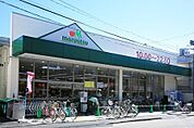 マルエツ京町店まで659m、高品質のＰＢ商品や豊富なお惣菜、新鮮な生鮮食品も魅力のスーパー。