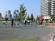 高島中央公園まで280m、コンクリート敷きのアキニレ広場と遊具が充実している芝生エリアがあります。