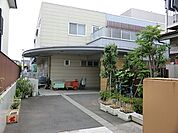 よつば保育園まで422m、開放的なエントランスで明るい雰囲気が特徴の園。身体をたくさん動かし、運動遊びやリトミックを楽しんでいます。