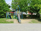 能見台瀧公園まで206m、子どもが走り回るには十分な広さの公園です。木々の緑も豊かで、季節の移り変わりも感じられます。