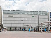 京浜東北・根岸線「鶴見」駅まで3509m、横浜駅までの所要時間は約12分。朝夕のラッシュ時は当駅始発の東京方面行きの電車があり通勤通学に便利。商業施設多数あり。