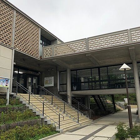 神奈川県立図書館まで751m