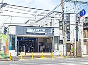 京浜急行電鉄本線「井土ヶ谷」駅まで1211m、横浜駅まで8分の便利なベッドタウン。駅前には必要な物が揃う商業施設が点在。
