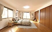 《寝室》　■本画像は家具や小物の配置をCGで作成しており、実際に現地に家具や小物は置かれておりません。また、価格に家具や小物は含まれておりません。
