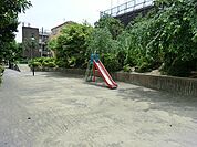 北谷町公園まで504m、住宅街のスタンダードな公園です。保育園から道を挟んだところにあるコンパクトな公園。ベンチはありません。