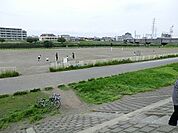 鶴見川樽町公園まで873m、子ども連れでも安心の、都市部の中の緑のスポット。