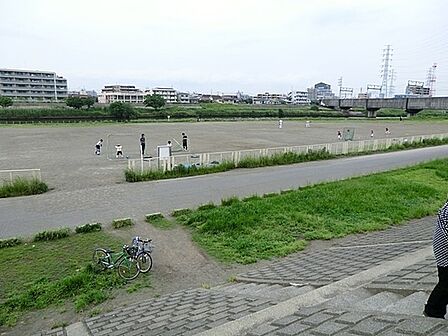 鶴見川樽町公園まで873m、子ども連れでも安心の、都市部の中の緑のスポット。