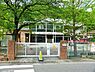 周辺：戸塚すみれ幼稚園まで812m、園のすぐ近くにあるアーチェリー山で、キイチゴ摘み、ドングリ拾い、沢ガニ捕り、がけ滑りなど、様々な自然体験ができます。