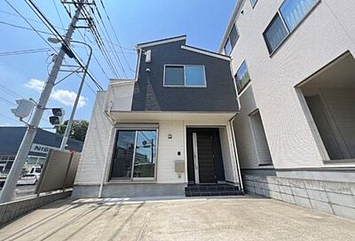 外観:《外観》 ■機能性とデザイン性を兼ねそろえた理想の住まい。美しい外観やくつろぎの室内空間にふさわしい素材・形・色彩、上質感に満ちております。 外観:《外観》 ■機能性とデザイン性を兼ねそろえた理想の住まい。美しい外観やくつろぎの室内空間にふさわしい素材・形・色彩、上質感に満ちております。