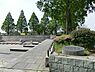 周辺：新本牧公園まで554m、横浜生まれの横浜緋桜が植えられている。春は桜、秋は紅葉を楽しむ地元住民が訪れ、夜は噴水場付近がライトアップされて美しい。