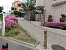 周辺：中山御嶽前公園まで561m、中原街道沿いにあり、スロープを上ると遊具があります。春には桜が綺麗です。