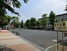 周辺：坂戸公園まで665m、遊び場にはスプリング遊具・スイング遊具、砂場、複合遊具があります。