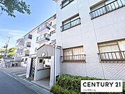 すっきりしたエントランスと植栽が魅力