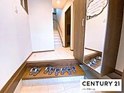 【玄関】家族みんなの帰りを迎える広々した玄関！