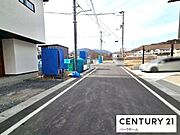 周辺は戸建てが中心の落ち着いた住宅街。新しい街並みと調和する洗練された佇まい（2026年2月6日撮影）