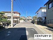 住宅が整然と並ぶエリアで、落ち着いた街並みが広がります