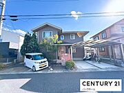 ひろびろ整形地。前面道路との高低差が少なく、周辺は落ち着いた住宅街で、車の出入りもしやすい立地。