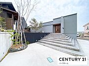 第一種低層住居専用地域に指定された「緑苑坂」は、緑が多く、静かで落ち着いた住環境が魅力です。 都会の喧騒から離れ、自然の息吹を感じながら、穏やかで質の高い暮らしを実現したい方に最適なロケーションです。