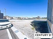 前面道路は交通量控えめで落ち着いた住環境