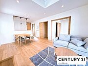 【リビング】吹き抜けがあるので、電気をつけなくても明るく快適に生活できます！