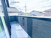 【バルコニー】日当たりの良い広々したバルコニーで洗濯物も楽ちん！