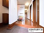 【玄関】あなたのおかえりを明るく迎えますよ！シューズインクローゼットもあり、靴も沢山収納していただけます。