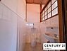 トイレ：あると便利な男性用小便器を完備しました。用途を分けることで洋式トイレも汚れにくく、いつでも清潔。機能性と快適さを追求した、こだわりの設備仕様です。