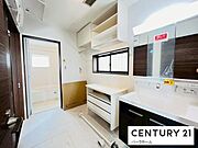 【洗面所】大型の洗面台です。化粧品などの小物類もしっかりと収納できます！隣には衣類やタオルの収納スペースもございます！