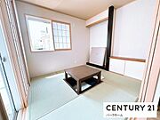 楽な姿勢でくつろげる、掘りごたつのある和室。