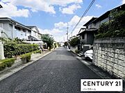 【前面道路】現地の前の道です！道幅は6ｍ以上で広々しています！