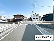 【前面道路】明るい大型分譲地のため、人通りや子育て世帯も多い街並みで安心です！