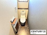 【2階トイレ】2階にもトイレがあります！就寝時に1階まで下りることなくお手洗いが済ませられるので便利です！